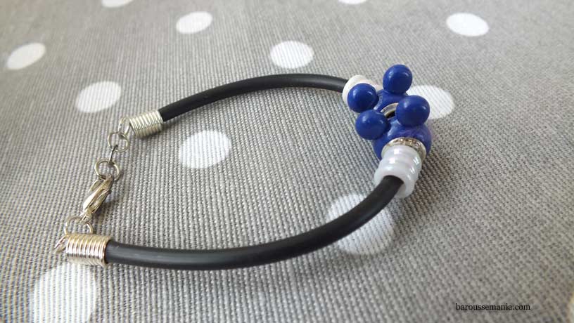 Bracelet fil souple noir perle oreille mickey bleu